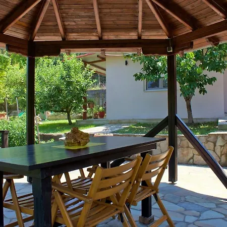 200m From Beach-cozy With Patio Apartment