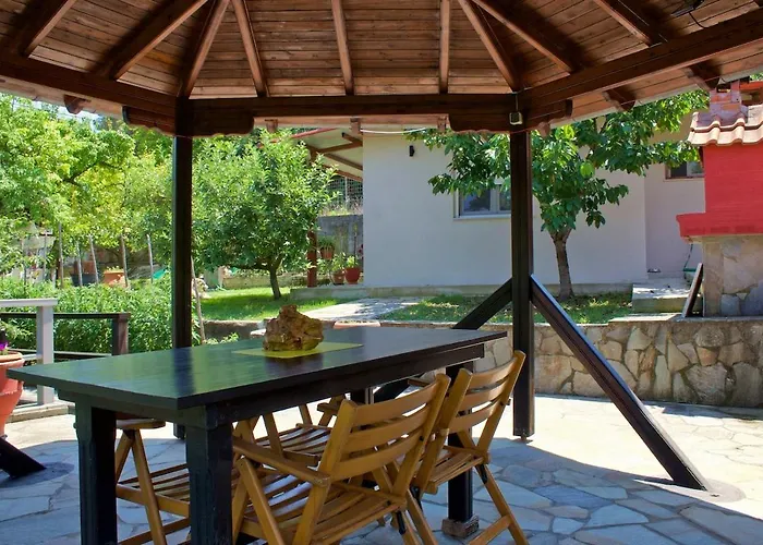 200m From Beach-cozy With Patio Apartament