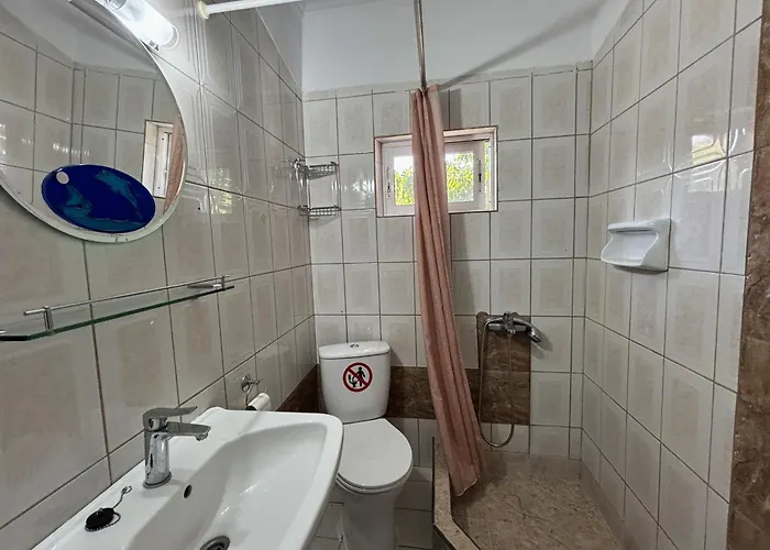 200m From Beach-cozy With Patio Apartament *