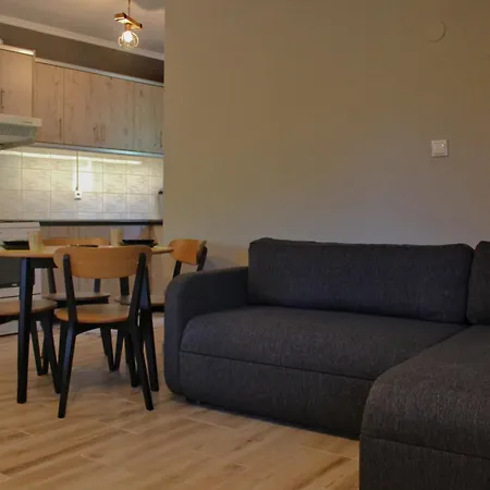 100m From Beach-cozy With Patio Apartment